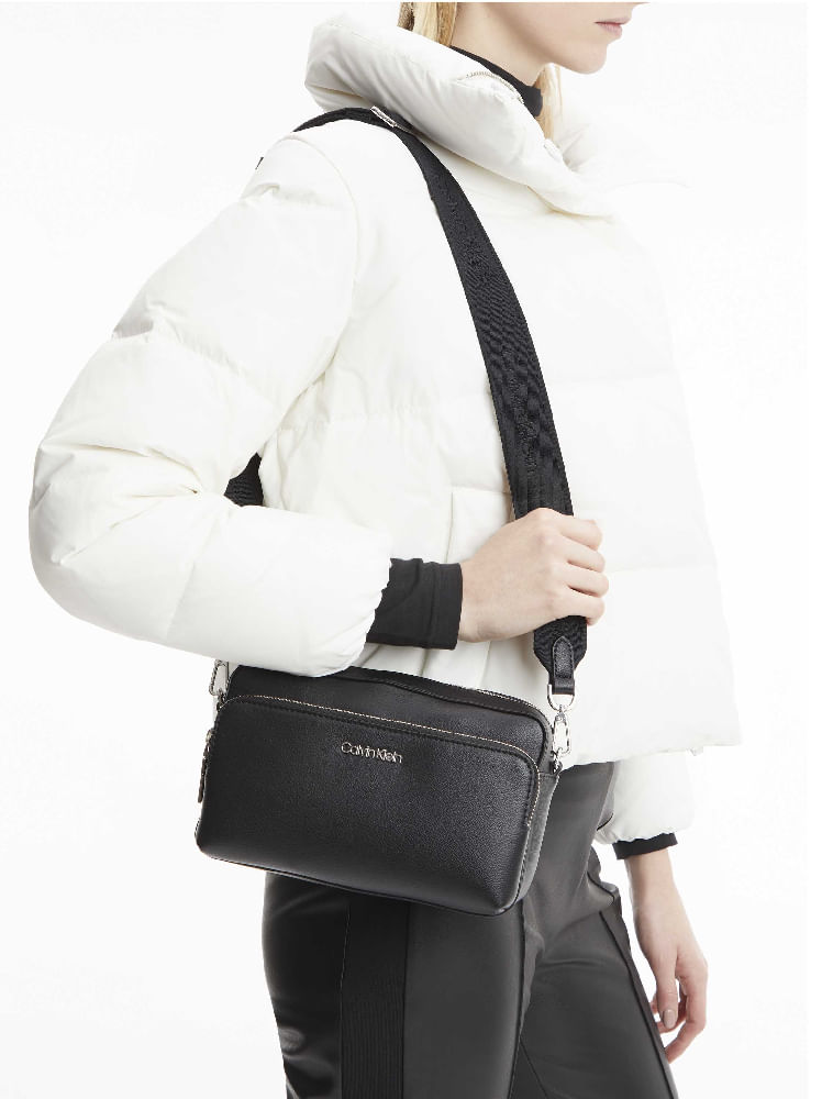 K60K608410_0987_4-BOLSA-TRANSVERSAL-COM-ALCA-LARGA-LOGO
