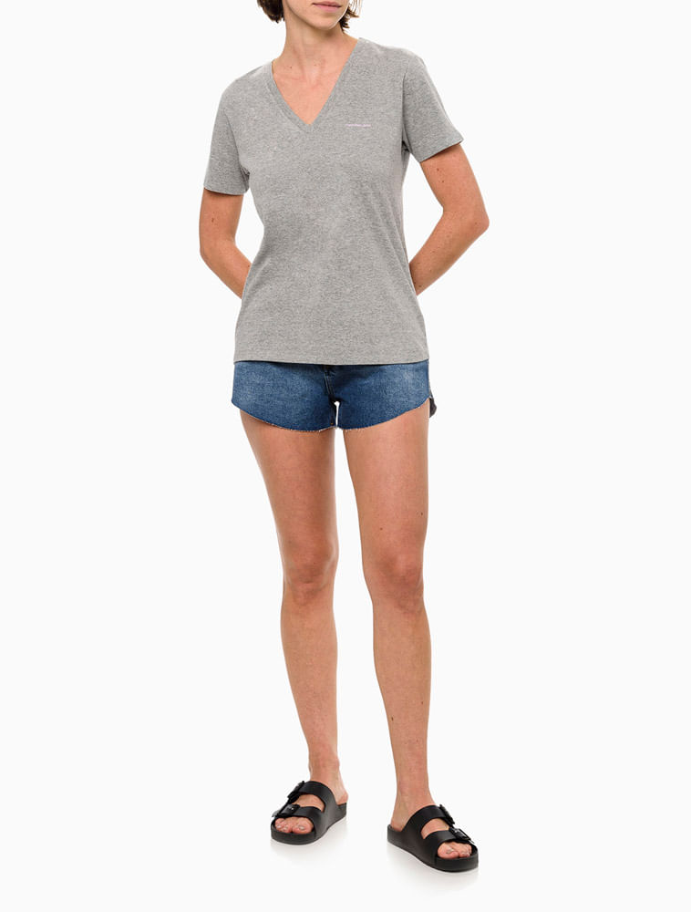 CKJF101_0966_2-CAMISETA-MC-V-CKJ-FEM-LOGO-BASICO-PEITO