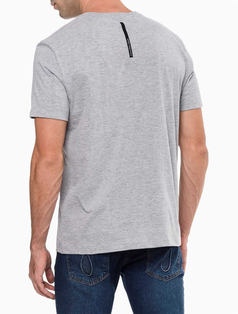 CKJM100_0966_3-CAMISETA-DEC-V-MC-CKJ-MASC-LOGO-RET-PEI