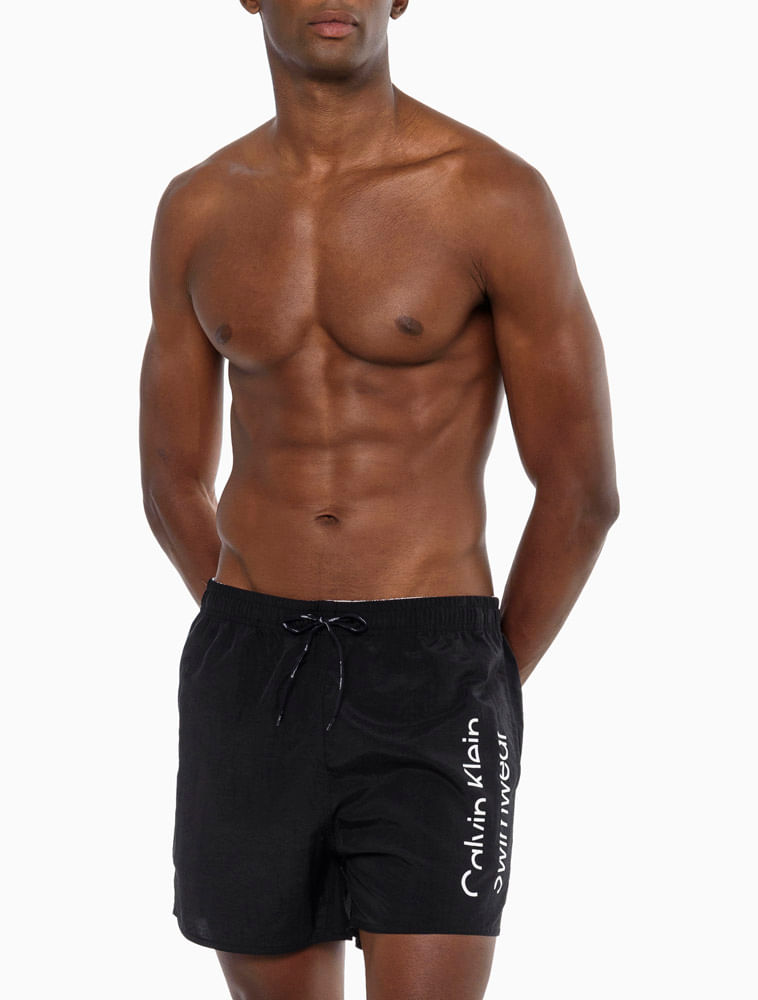 Short Praia Masculino Logo Cortado Calvin Klein Swimwear - Preto Menor preço em Short Praia Masculino Logo Cortado Calvin Klein Swimwear - Preto