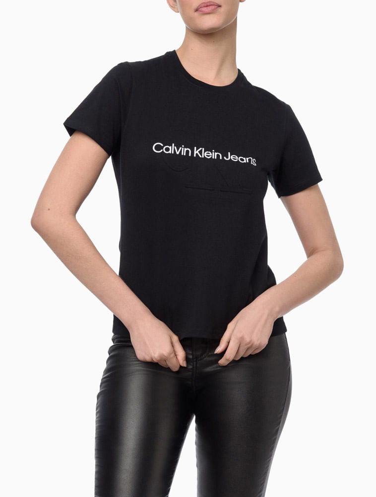 Roupas Femininas: jeans, camisetas e mais