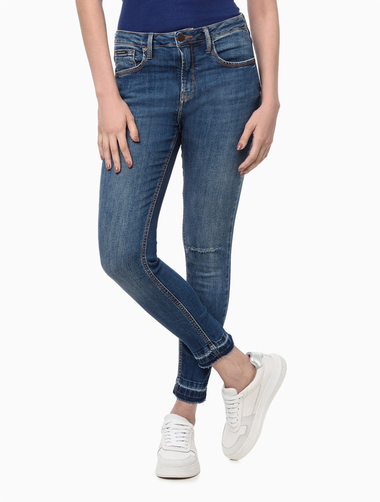 CF4OC11JK557_0598_1-CALCA-JEANS-SKINNY-RASGO-JOELHO