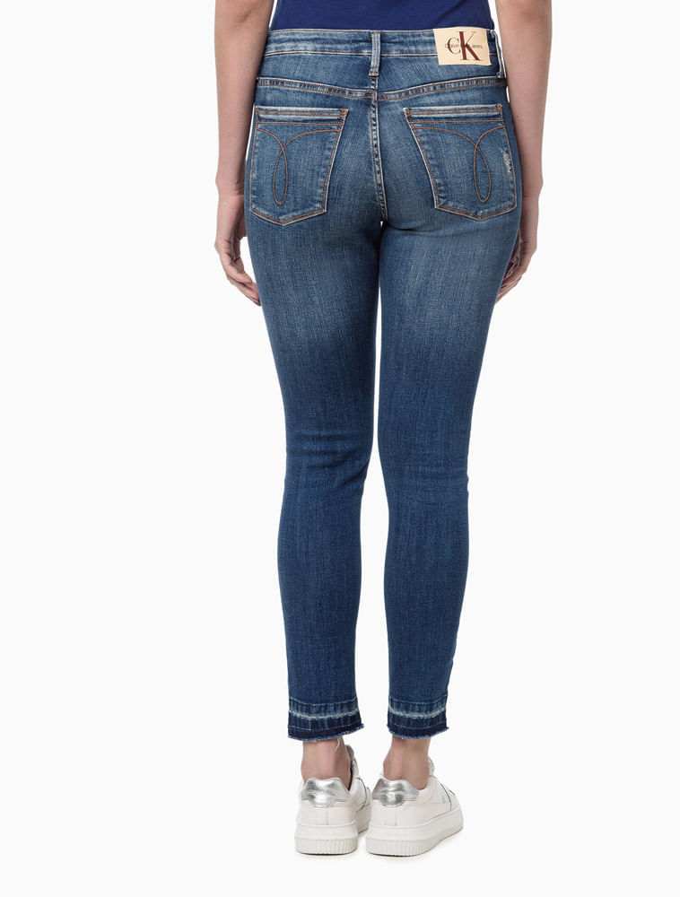 CF4OC11JK557_0598_3-CALCA-JEANS-SKINNY-RASGO-JOELHO