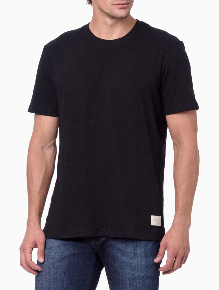 Camiseta Masculina Manga Curta Flamê Com Etiqueta Calvin Klein Jeans - Preto Menor preço em Camiseta Masculina Manga Curta Flamê Com Etiqueta Calvin Klein Jeans - Preto