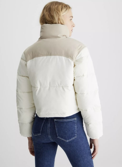 J20J222340_0111_3-JAQUETA-CKJ-PUFFER-CROPPED-LOGO-NO-PEITO