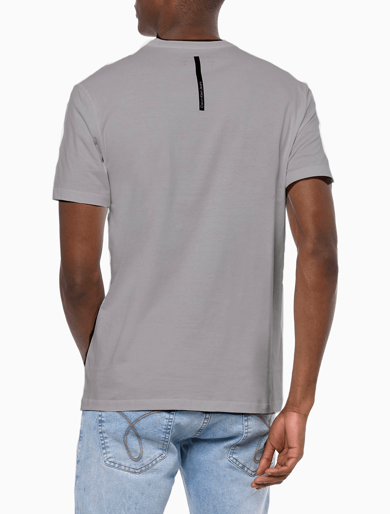 CKJM107_0966_3-CAMISETA-MC-CKJ-MASC-OMEGA-PEITO