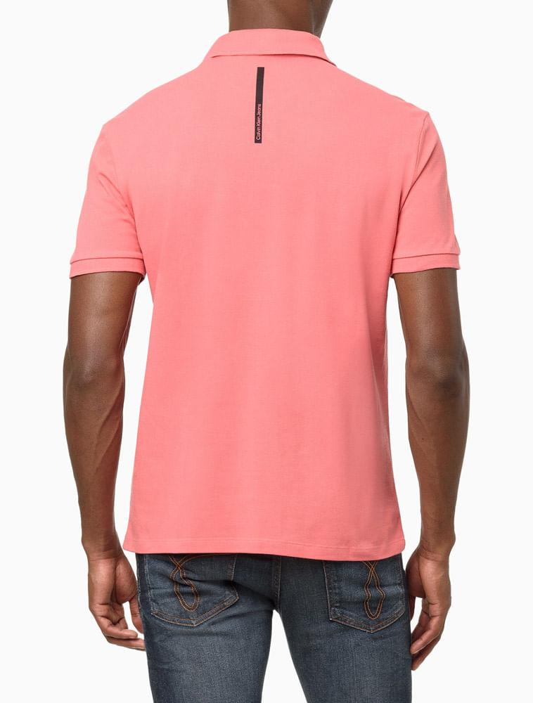CKJM201G_0222_3-POLO-MC-CKJ-MASC-LOGO-RE-ISSUE-PEITO