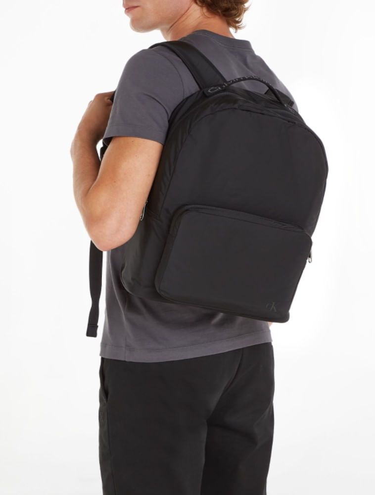 K50K511784_0987_4-MOCHILA-CKJ-MASC-LOGO-NA-ALCA