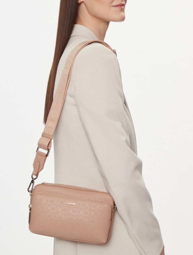 K60K611926_0213_4-BOLSA-TRANSVERSAL-CK-MONOGRAMA-ALCA-LARG