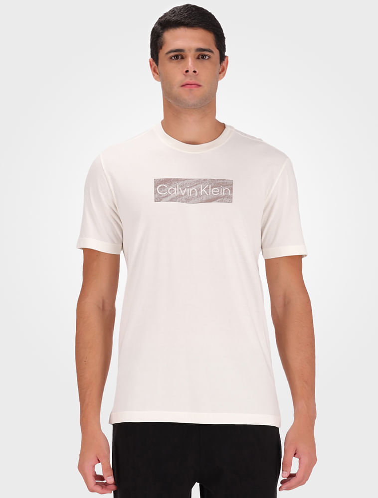 CM4PW01TC667_0111_1-CAMISETA-MC-CK-MASC-LOGO-SAND