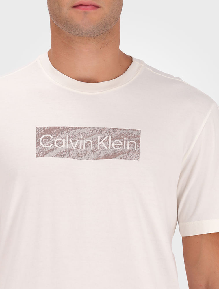 CM4PW01TC667_0111_2-CAMISETA-MC-CK-MASC-LOGO-SAND