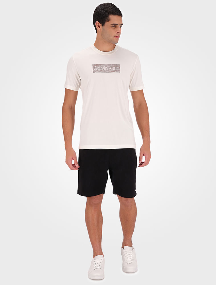 CM4PW01TC667_0111_3-CAMISETA-MC-CK-MASC-LOGO-SAND