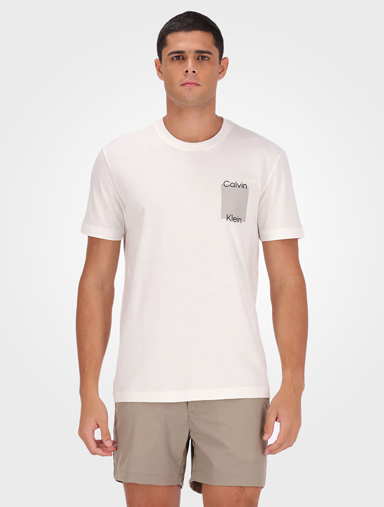 CM4PW01TC670_0111_1-CAMISETA-MC-CK-MASC-LOGO-RELEVO
