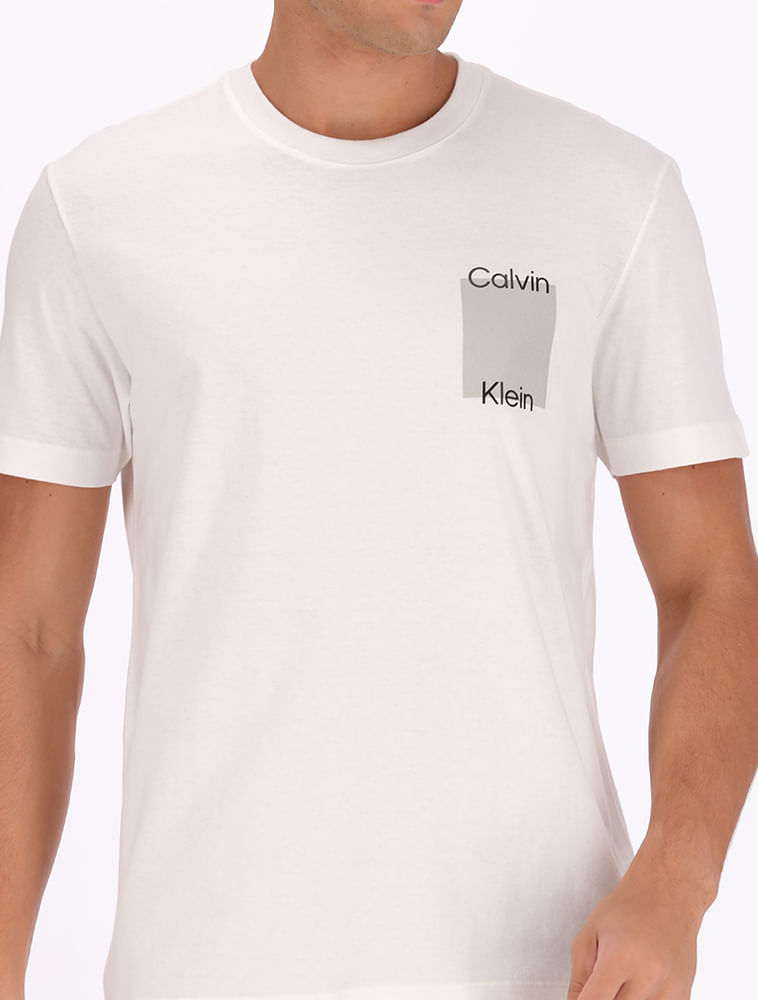 CM4PW01TC670_0111_2-CAMISETA-MC-CK-MASC-LOGO-RELEVO