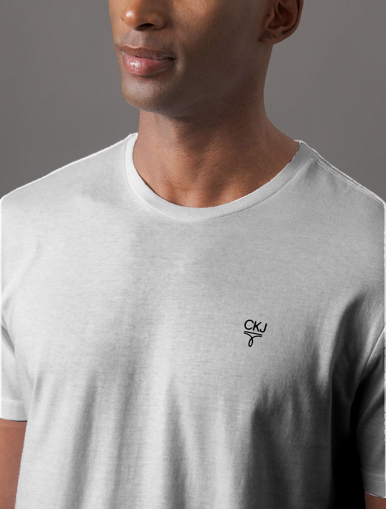 CKJM107_0966_2-CAMISETA-MC-CKJ-MASC-OMEGA-PEITO