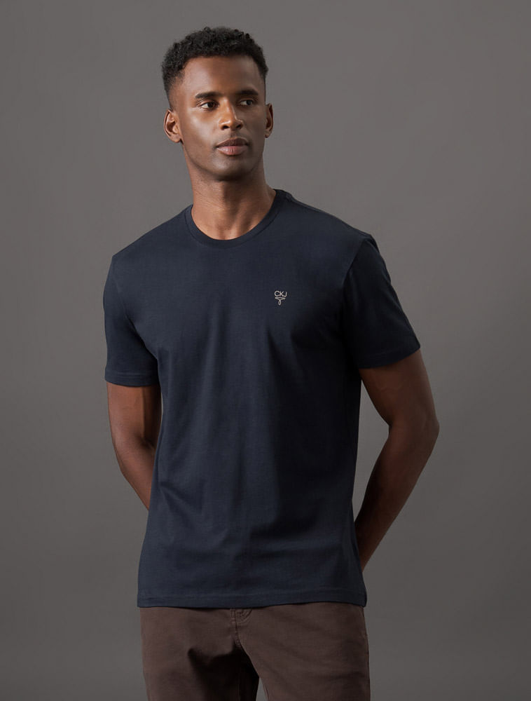 CKJM107_0598_1-CAMISETA-MC-CKJ-MASC-OMEGA-PEITO