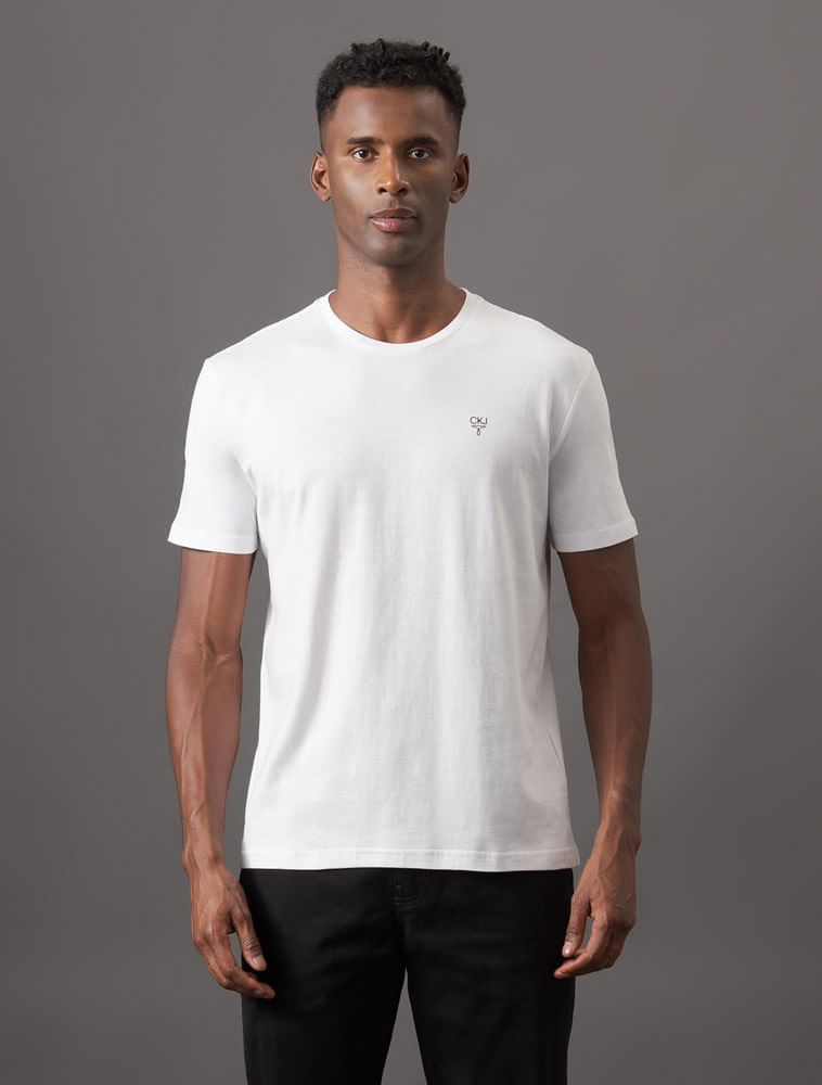 CKJM107_0900_1-CAMISETA-MC-CKJ-MASC-OMEGA-PEITO