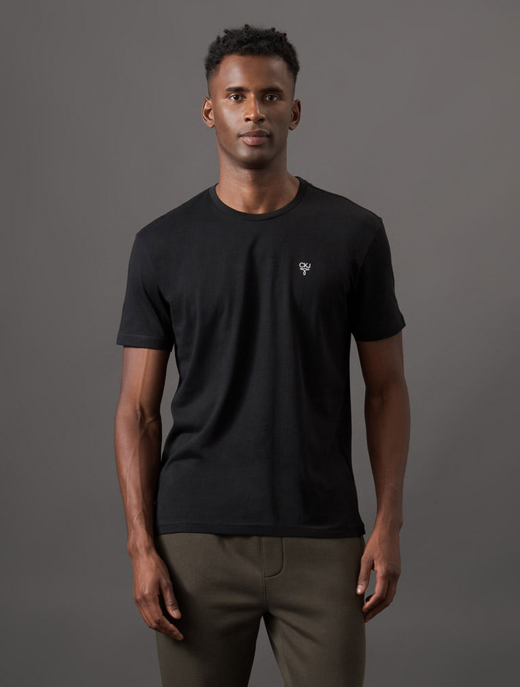 CKJM107_0987_1-CAMISETA-MC-CKJ-MASC-OMEGA-PEITO