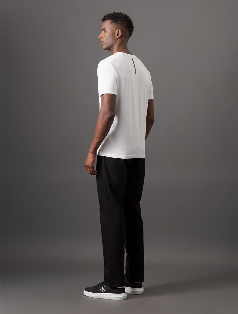 CKJM107_0900_2-CAMISETA-MC-CKJ-MASC-OMEGA-PEITO