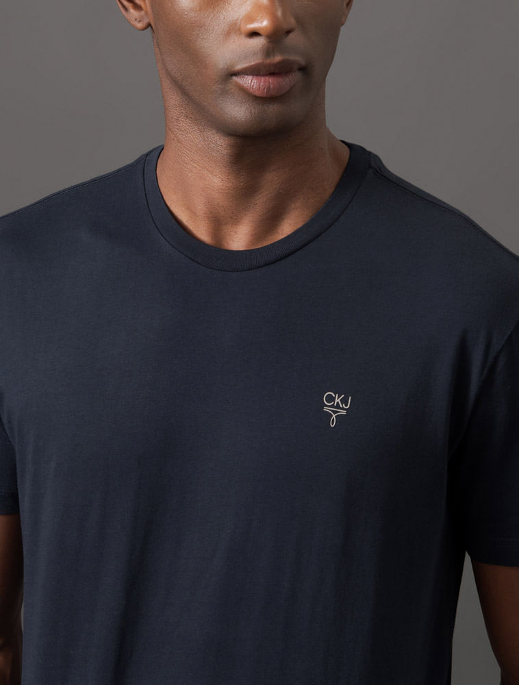 CKJM107_0598_4-CAMISETA-MC-CKJ-MASC-OMEGA-PEITO