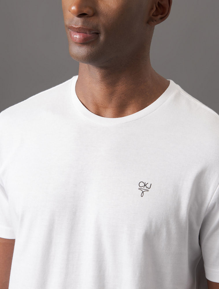 CKJM107_0900_4-CAMISETA-MC-CKJ-MASC-OMEGA-PEITO