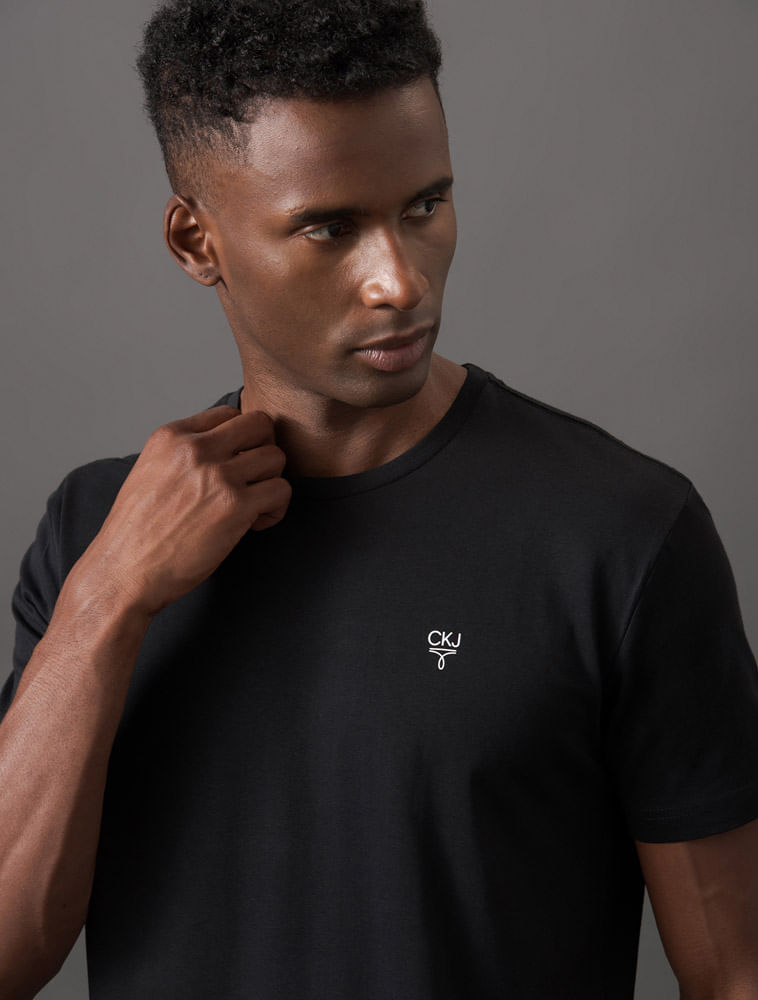 CKJM107_0987_4-CAMISETA-MC-CKJ-MASC-OMEGA-PEITO