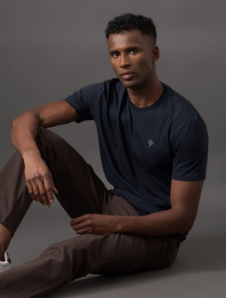 CKJM107_0598_5-CAMISETA-MC-CKJ-MASC-OMEGA-PEITO