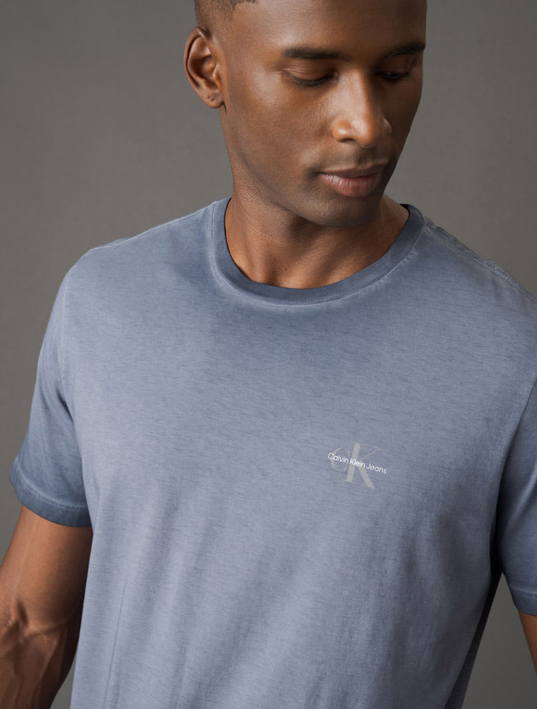 CKJM113_0598_4-CAMISETA-MC-CKJ-MASC-REISSUE-TINTO-SUJO