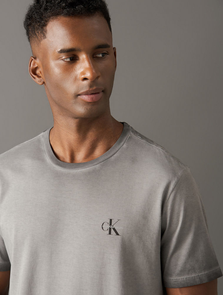 CKJM113_0984_4-CAMISETA-MC-CKJ-MASC-REISSUE-TINTO-SUJO