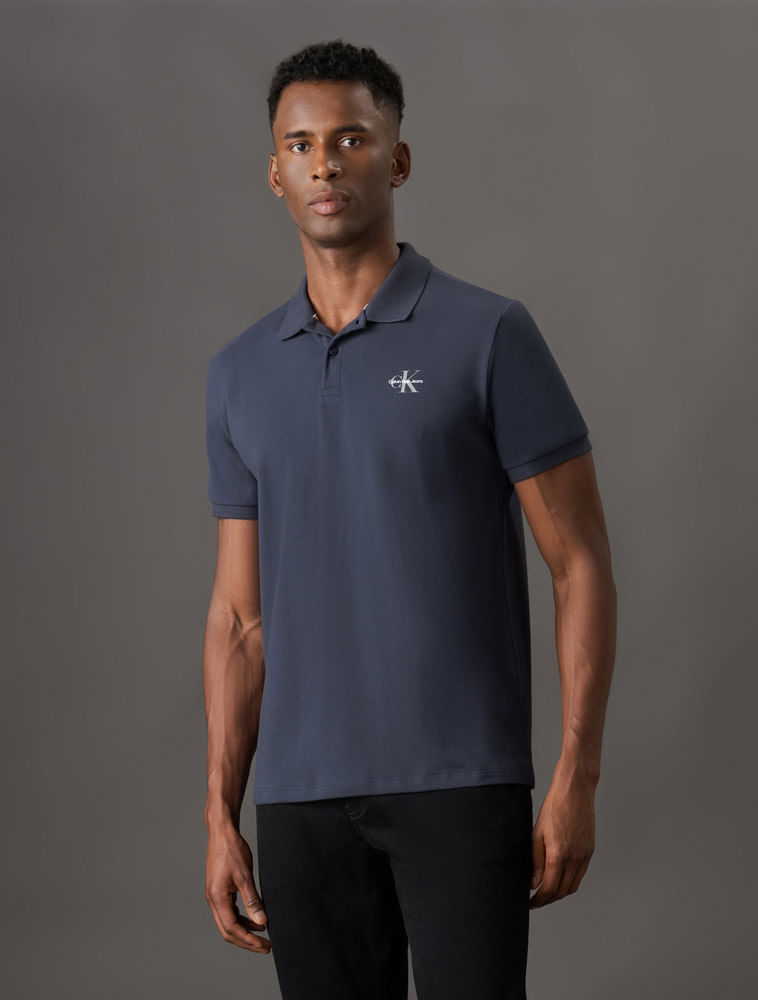 CKJM201_0598_1-POLO-MC-CKJ-MASC-LOGO-RE-ISSUE-PEITO
