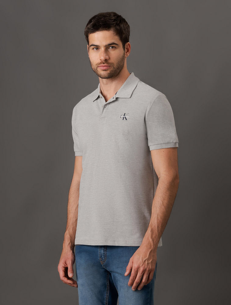 CKJM201_0966_1-POLO-MC-CKJ-MASC-LOGO-RE-ISSUE-PEITO