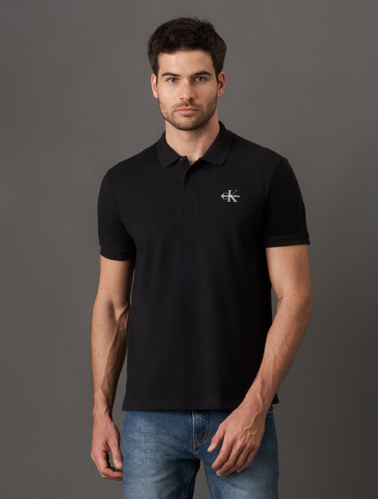 CKJM201_0987_1-POLO-MC-CKJ-MASC-LOGO-RE-ISSUE-PEITO