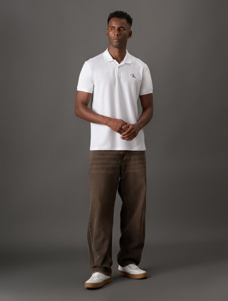 CKJM201_0900_3-POLO-MC-CKJ-MASC-LOGO-RE-ISSUE-PEITO