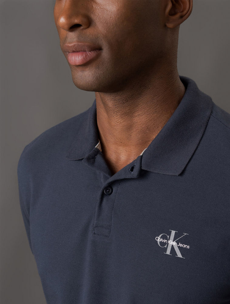 CKJM201_0598_4-POLO-MC-CKJ-MASC-LOGO-RE-ISSUE-PEITO