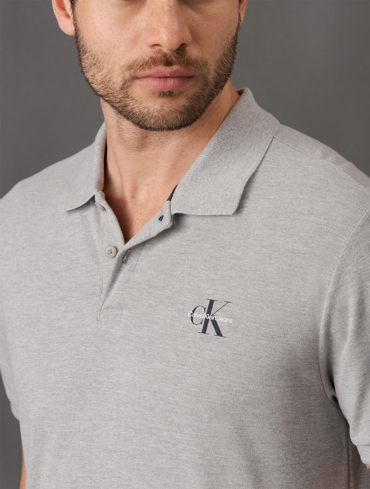 CKJM201_0966_4-POLO-MC-CKJ-MASC-LOGO-RE-ISSUE-PEITO