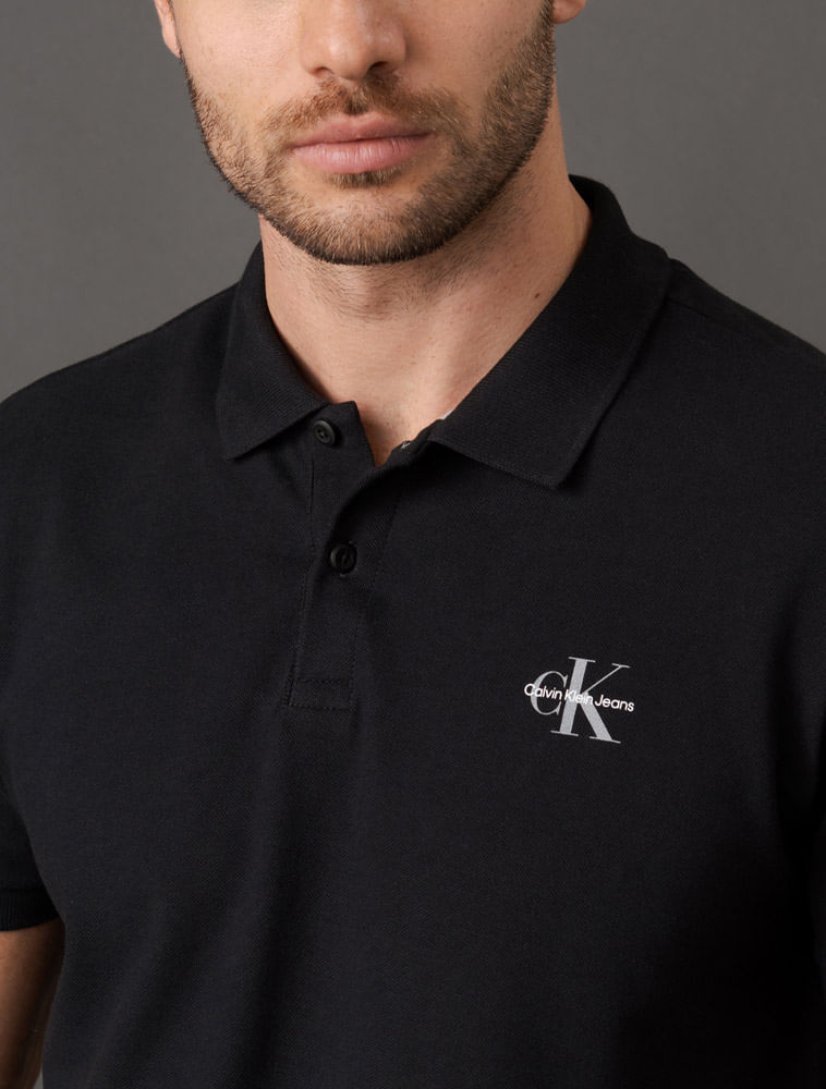 CKJM201_0987_4-POLO-MC-CKJ-MASC-LOGO-RE-ISSUE-PEITO