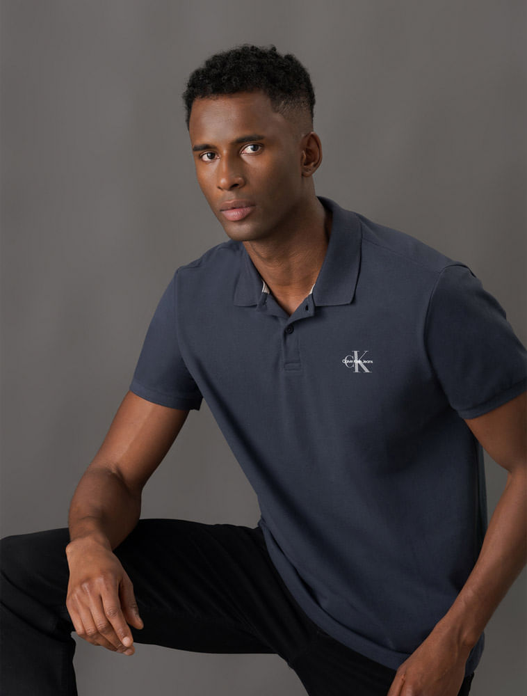 CKJM201_0598_5-POLO-MC-CKJ-MASC-LOGO-RE-ISSUE-PEITO