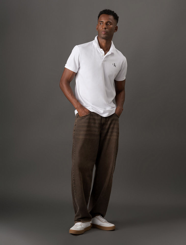 CKJM201_0900_5-POLO-MC-CKJ-MASC-LOGO-RE-ISSUE-PEITO