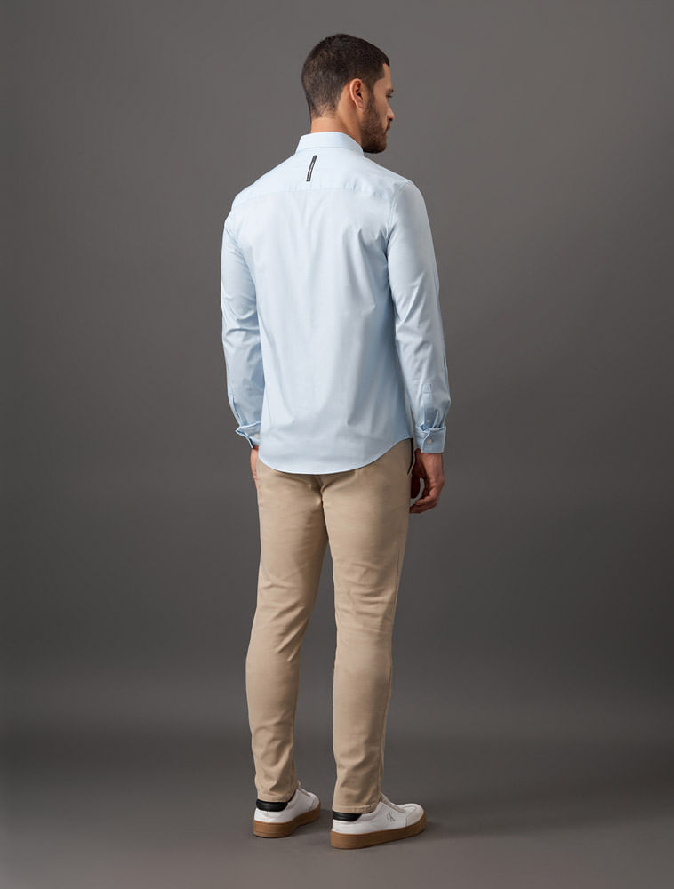 CKJM900C_0505_2-CAMISA-ML-SLIM-LISA-BASICA-LOGO-NO-PEITO