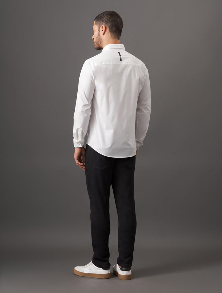CKJM900C_0900_2-CAMISA-ML-SLIM-LISA-BASICA-LOGO-NO-PEITO