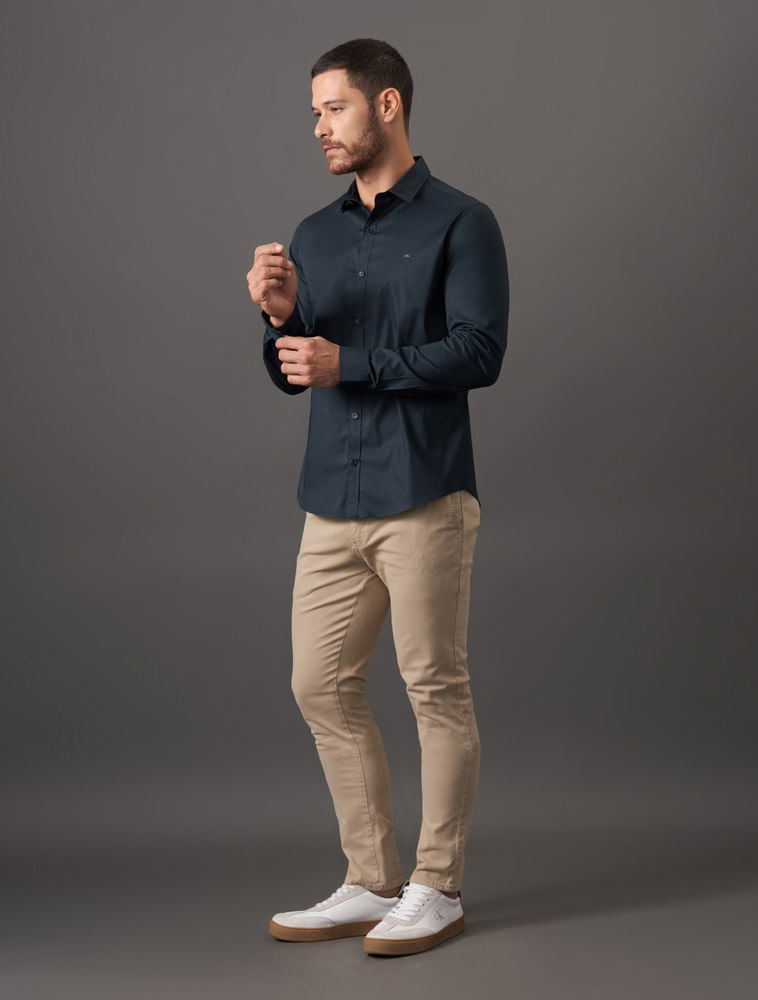 CKJM900C_0598_3-CAMISA-ML-SLIM-LISA-BASICA-LOGO-NO-PEITO