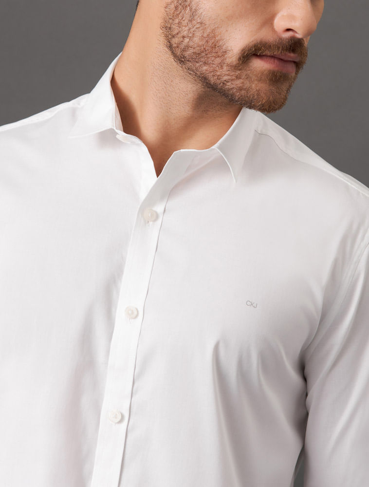 CKJM900C_0900_4-CAMISA-ML-SLIM-LISA-BASICA-LOGO-NO-PEITO