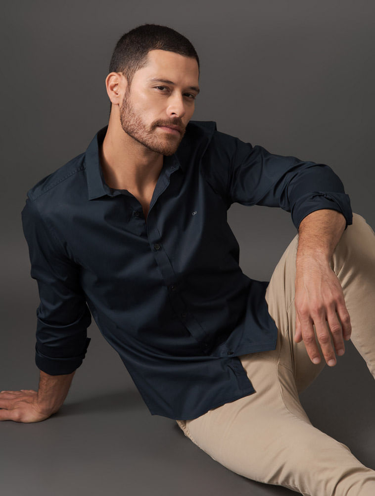 CKJM900C_0598_5-CAMISA-ML-SLIM-LISA-BASICA-LOGO-NO-PEITO