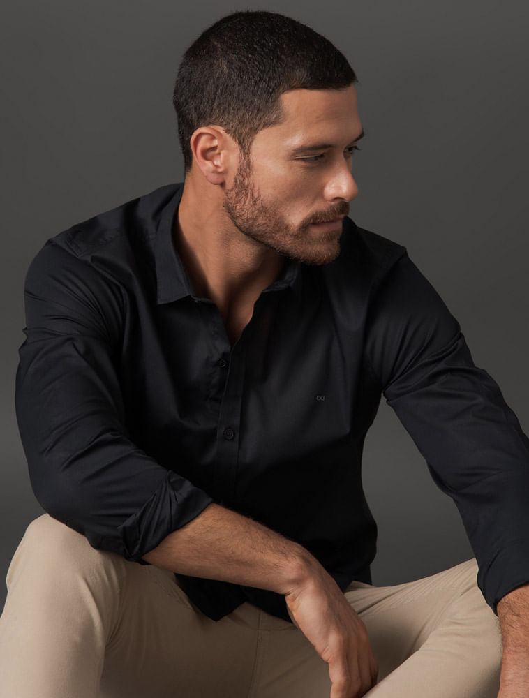 CKJM900C_0987_5-CAMISA-ML-SLIM-LISA-BASICA-LOGO-NO-PEITO