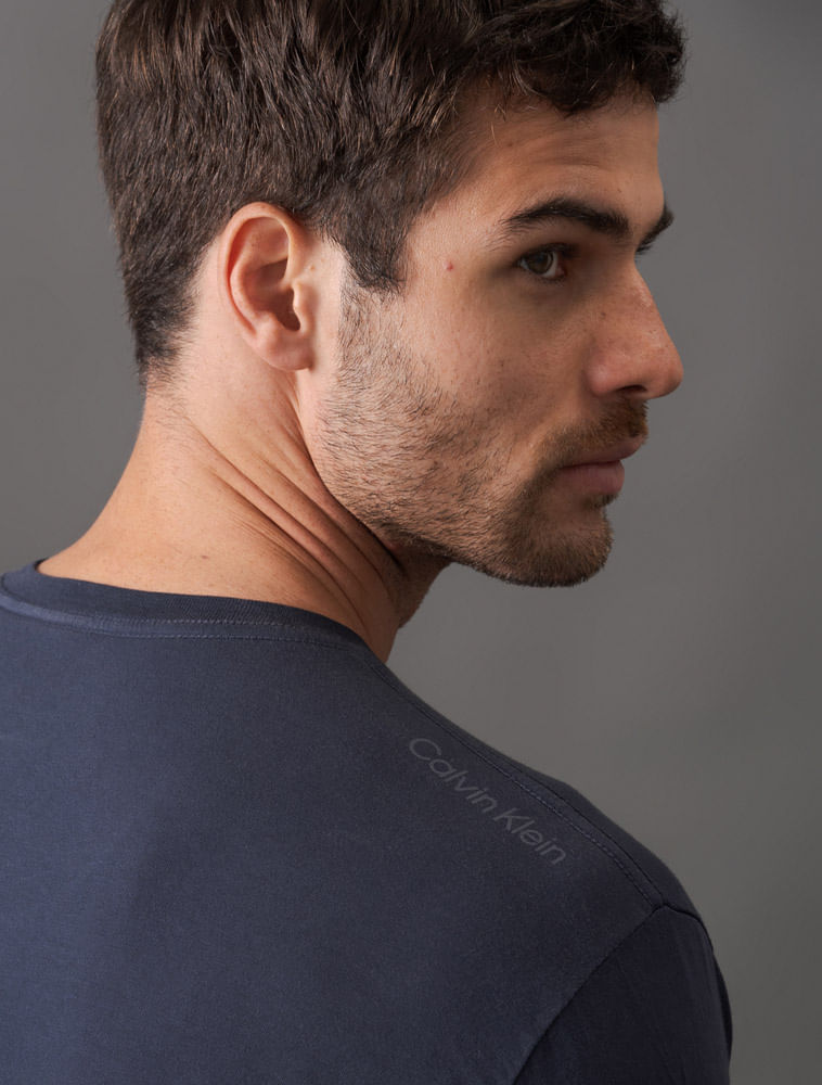 CKSWM100_0598_4-CAMISETA-MC-SWIMWEAR-MASC-LOGO-COSTAS