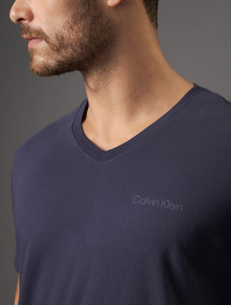 CKSWM102_0598_4-CAMISETA-MC-SWIMWEAR-MASC-DECOTE-V