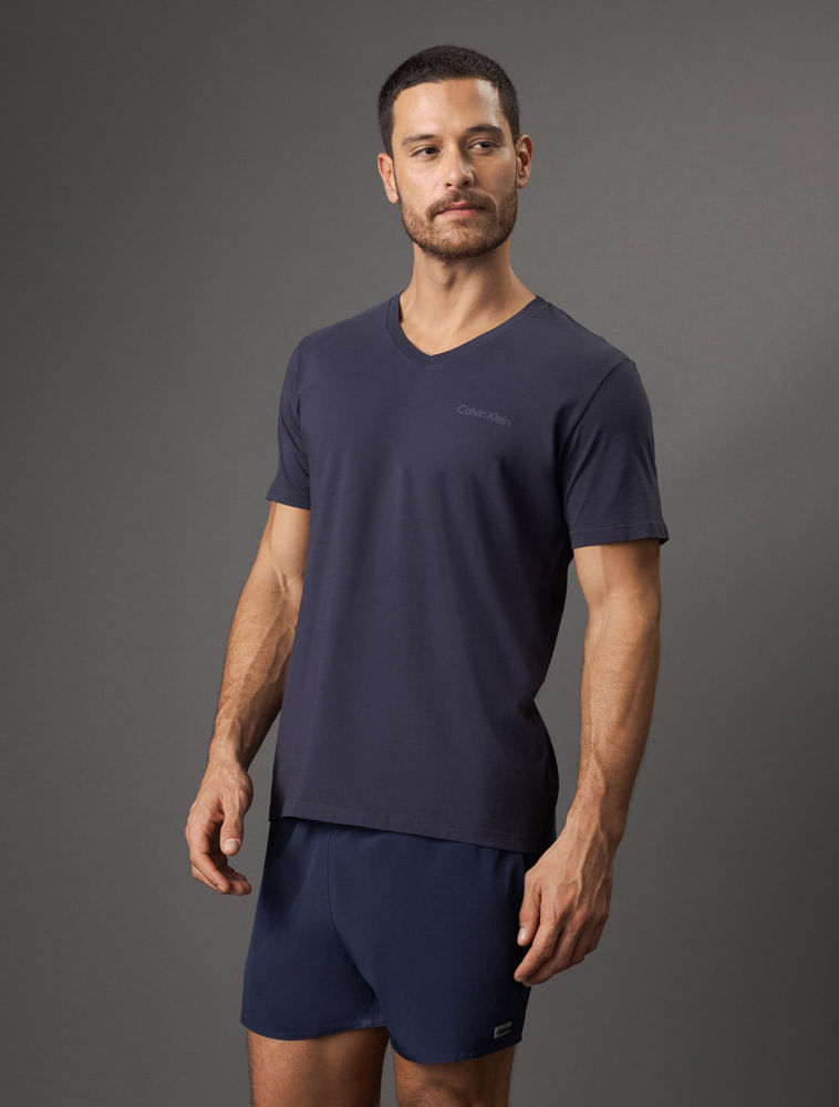 CKSWM102_0598_5-CAMISETA-MC-SWIMWEAR-MASC-DECOTE-V