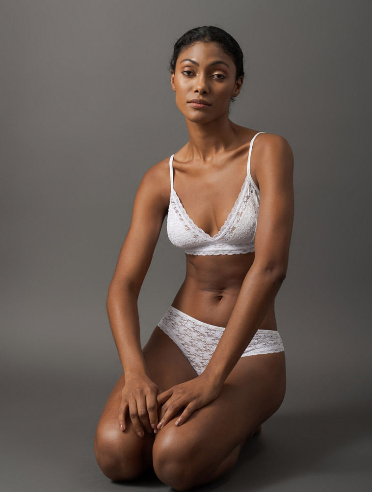 INT416_0900_5-SUTIA-TRIANGULO-CK-MICROLOGO-LACE