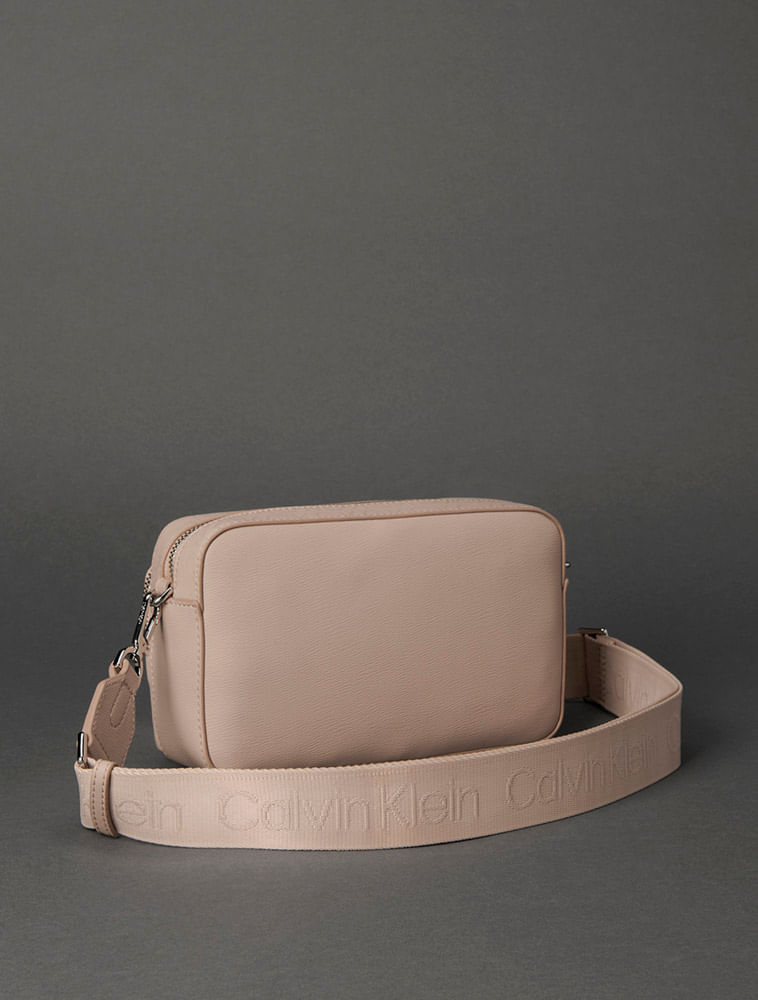 K60K611926_0213_2-BOLSA-TRANSVERSAL-CK-MONOGRAMA-ALCA-LARG