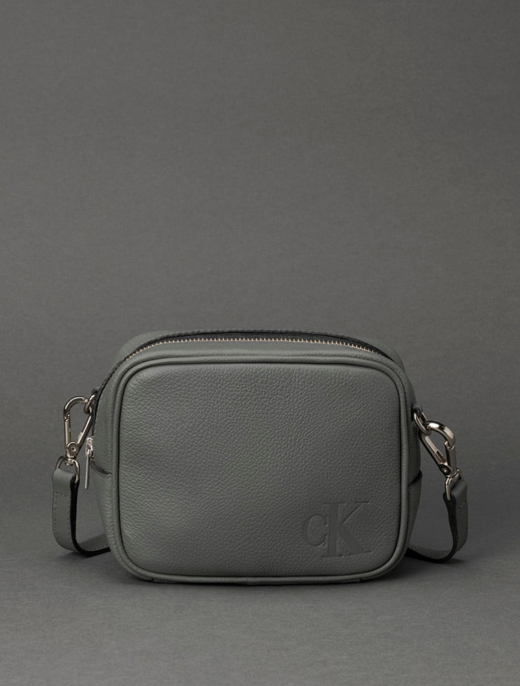 CF5OF86BL492_0984_1-BOLSA-CAMERA-BAG-CKJ-QUEIMA-CK